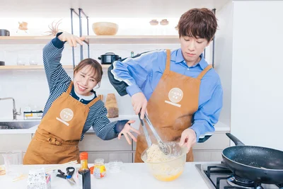 豪快にパスタとソースを和える小山さん