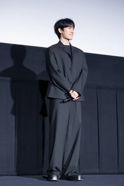 全身黒で。