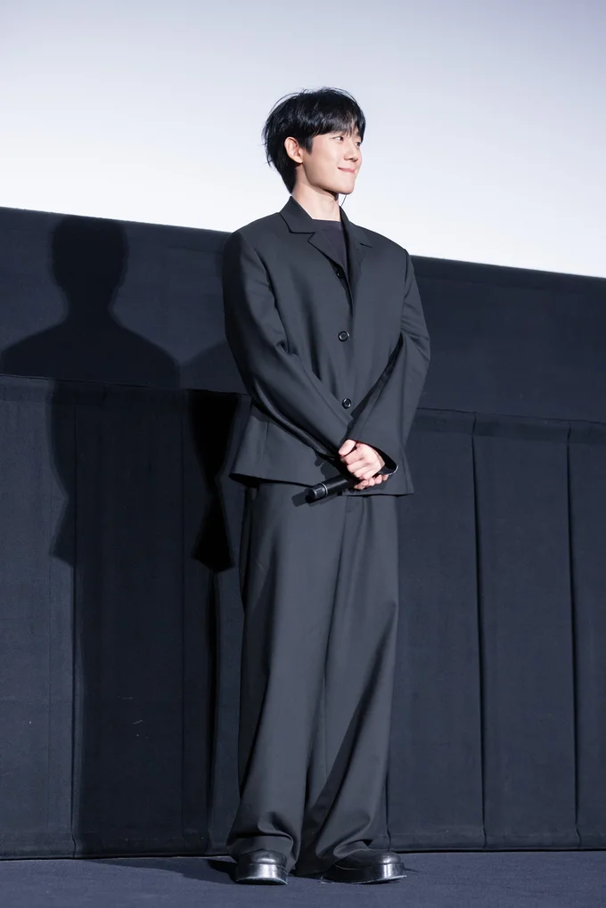 全身黒で。
