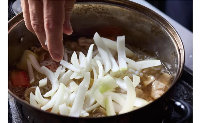 玉ねぎはあとから加えることにより、シャキシャキした食感が残り、煮くずれも抑える