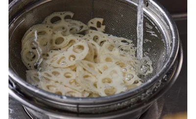 れんこんは軽く水にさらし、アクや余分なでんぷんを取り除きます