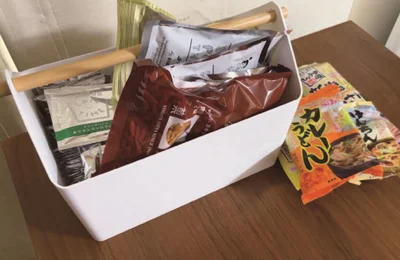 コーヒーやお菓子、インスタント麺など、たくさん買ってくるとテーブルの隅が一時的な置き場に…。（さきさん）