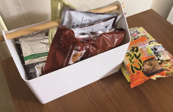 コーヒーやお菓子、インスタント麺など、たくさん買ってくるとテーブルの隅が一時的な置き場に…。（さきさん）