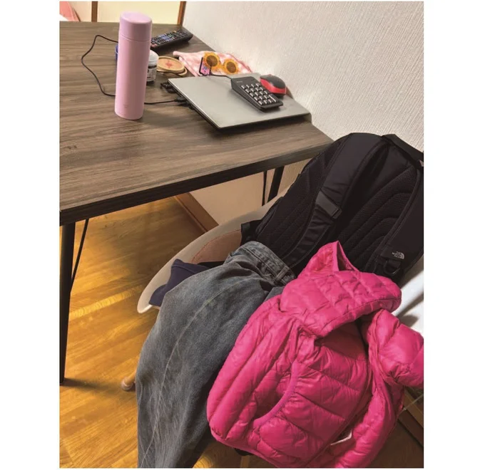 テーブルにはパソコンや子どものおもちゃ、飲んでいる途中の水筒。いすには脱いだ服やバッグなど、あとで片づけようとしてたまっちゃう…。(ぱぴぷぺぽさん)