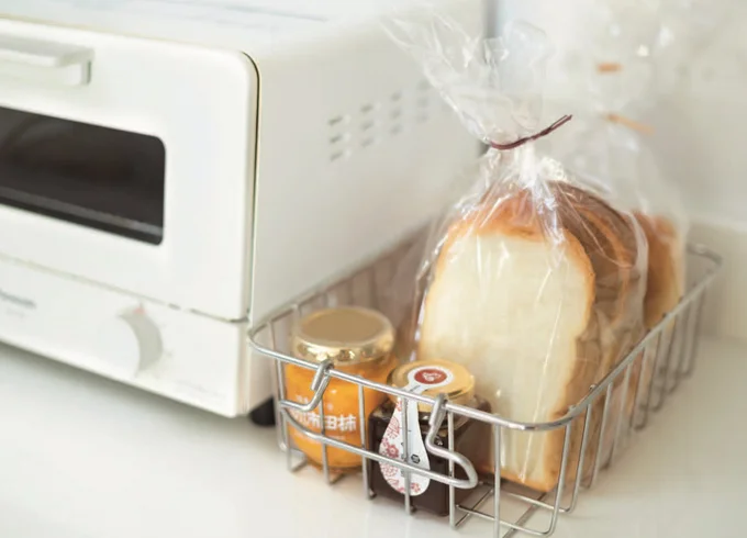パンや果物はトースター横に中身が見えるカゴにまとめる