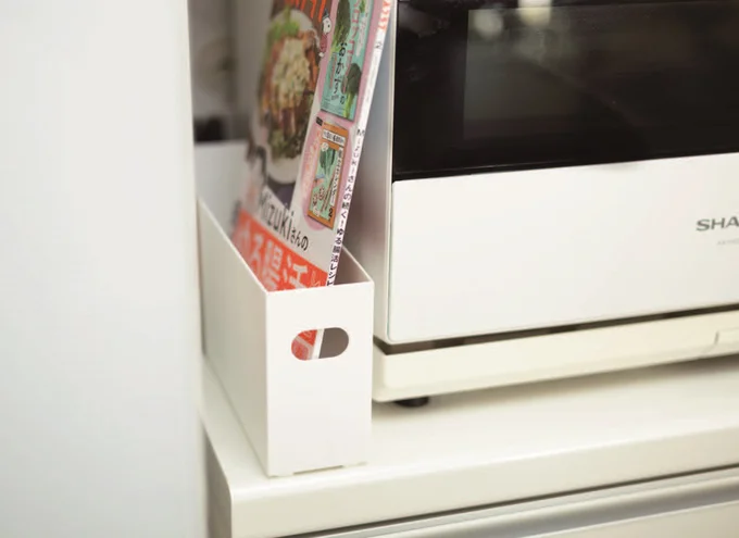 料理本は家電などのすき間にファイルボックスで立てて置く