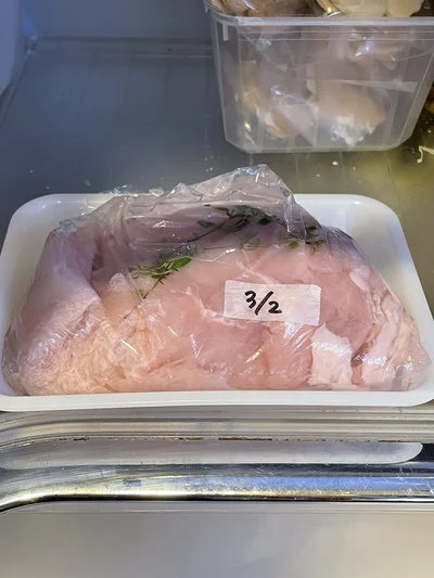 お肉は「ブライン液」に浸け込んで冷蔵庫へ