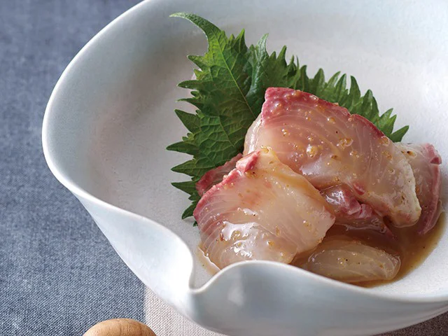 ごまドレに30分ほど漬け込むだけ!「お刺身のごまマリネ」