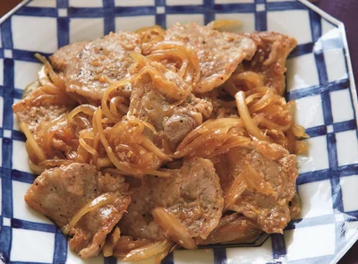 玉ねぎの甘みをプラスしたしょうがだれで「豚肉のごましょうが焼き」