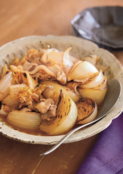 焼いて甘みが増した玉ねぎとキムチの程よい辛みが絶妙の味わい「豚バラと玉ねぎのキムチ焼き煮込み」
