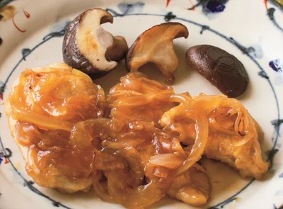 甘辛だれがよくからみ、ご飯がもりもり進む「とりむねと玉ねぎの照り焼き」