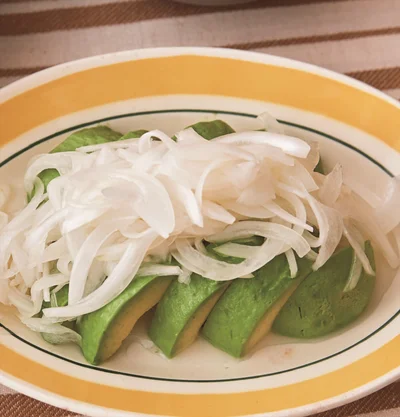 アボカドのねっとり感にしゃきしゃき玉ねぎがバランスよく「アボカドの甘酢玉ねぎのせサラダ」