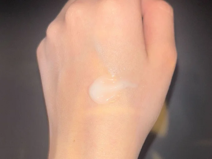 これくらいの量で全顔OK！ぷるんぷるんのクリーム、ぬるのが気持ちいい！