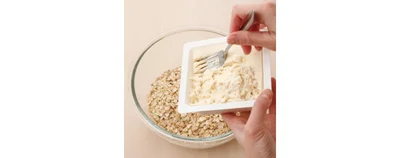 オートミールとくずした豆腐を混ぜ合わせる