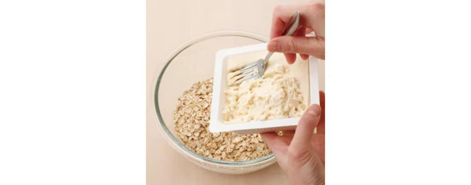 オートミールとくずした豆腐を混ぜ合わせる
