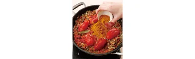 トマト缶やカレー粉を加えるのは、野菜によく火を通してから