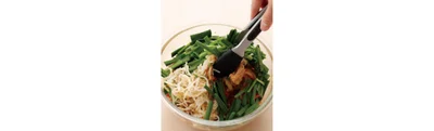 ニラは生でも食べられるので、豚肉と野菜の加熱直後に加えて混ぜるだけでOK