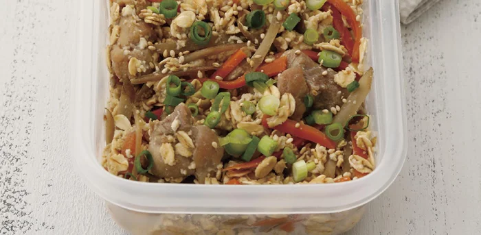 オートミール感なし！ 具材の香りと旨みがしみた「炊き込みごはん風弁当」／糖質オフのハマるやせ弁365（5）