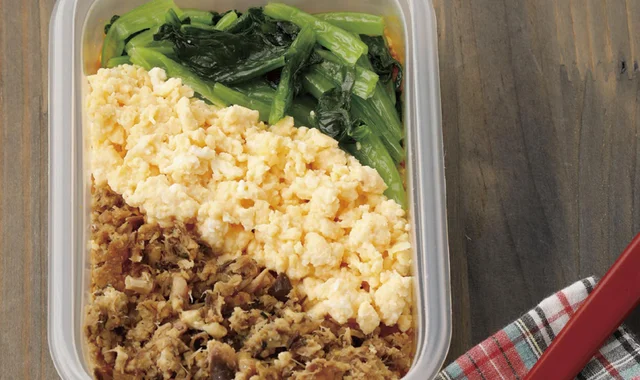 さば缶を丸ごと使うから栄養満点「さば缶、卵、小松菜の3色そぼろ弁当」／糖質オフのハマるやせ弁365（6）