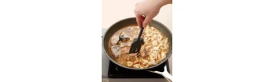 さば缶も豆腐も缶汁や水けをきったりせず、そのまま鍋に入れてOK