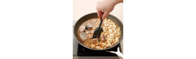 さば缶も豆腐も缶汁や水けをきったりせず、そのまま鍋に入れてOK