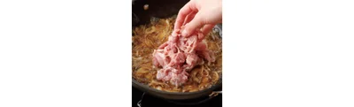 フライパンに豚肉を加えたら、菜箸などで手早くほぐす