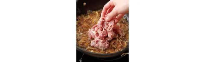 フライパンに豚肉を加えたら、菜箸などで手早くほぐす