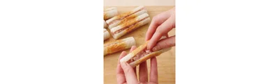 ちくわに縦に1本切り目を入れて開き、豚ひき肉を詰める