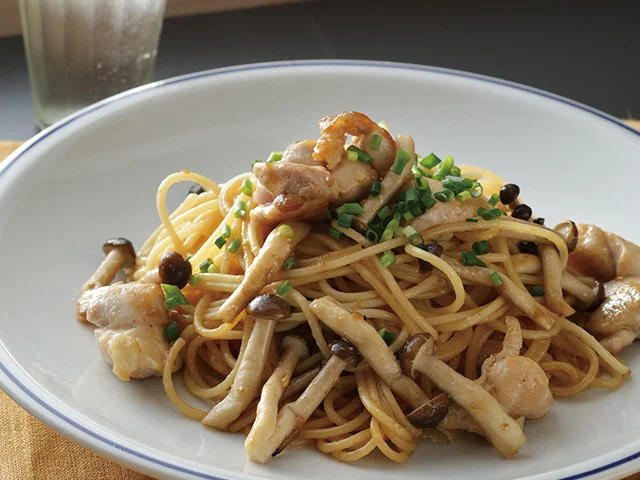 とり肉としめじを炒め、「おうちパスタ ごま醤油ガーリック」で味つけした「鶏肉ときのこのガーリックスパゲティ」