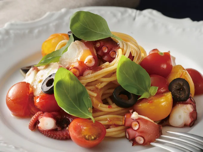 「おうちパスタ ペペロンチーノ」で調味した「たことトマトの彩りペペロンチーノ」