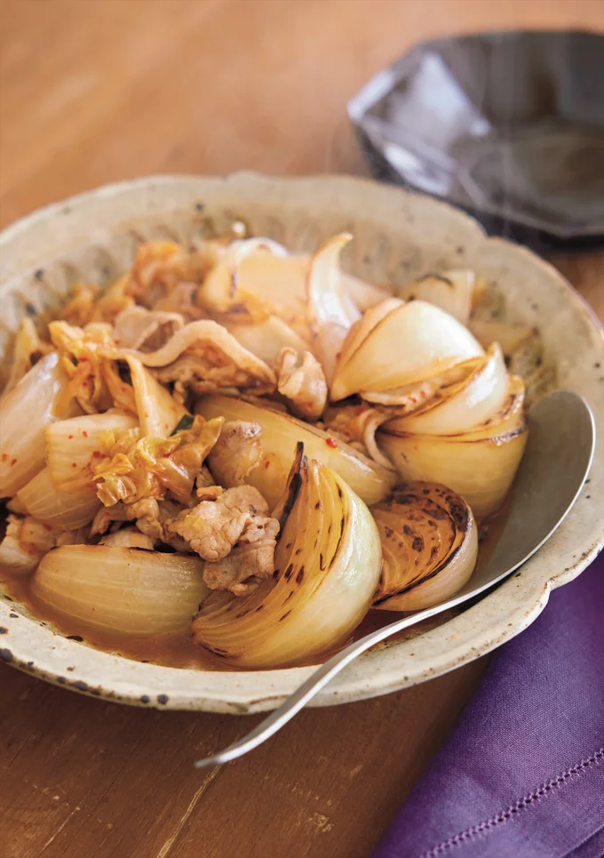 焼いて甘みが増した玉ねぎとキムチの程よい辛みが絶妙の味わい「豚バラと玉ねぎのキムチ焼き煮込み」