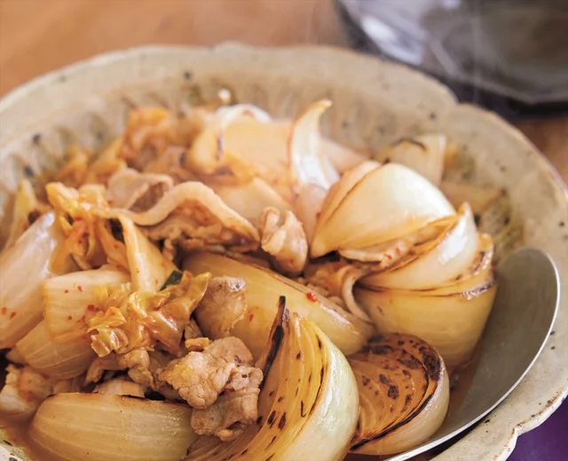 玉ねぎと豚肉のアレンジおかず！「お好み焼き風炒め」と「キムチ焼き煮込み」