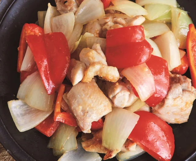 とり肉と玉ねぎが主役！彩り華やかで食欲もアップするおかず2品