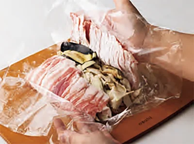 ラップで全体を覆い、ぎゅっと押して四角く成形する。