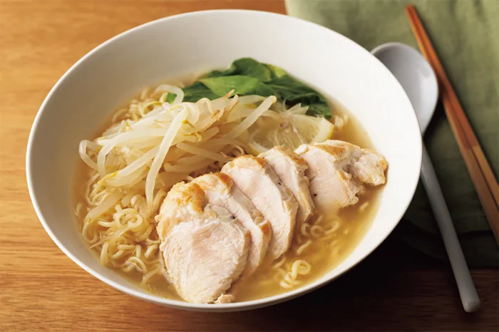 【最強にラクでおいしい】トッピングの鶏チャーシューまでワンパンで！ 「鶏むねコンソメレモンラーメン」