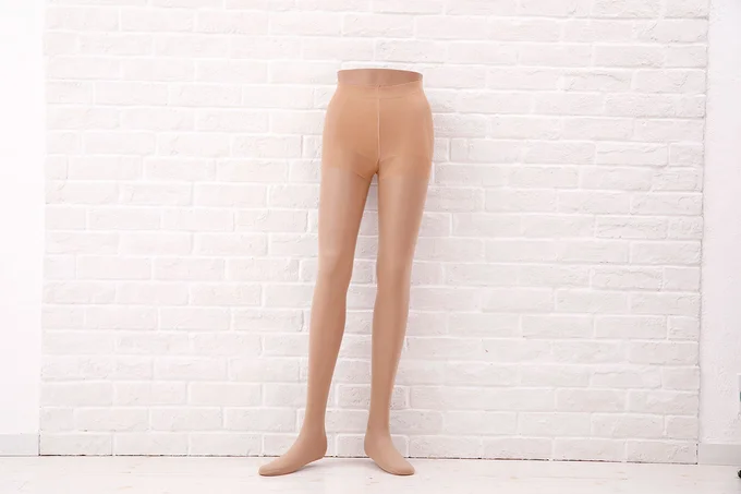 元キャビンアテンダントが自身の経験をもとに開発した「Flight Stockings(フライトストッキングス)」は、そんな悩みに応える消臭ストッキングです