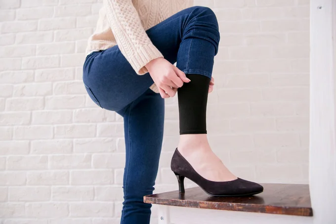 薄手なのでパンツの下に履いても着ぶくれしにくく、必要な時に足元を温め、暑くなればすぐに外せます