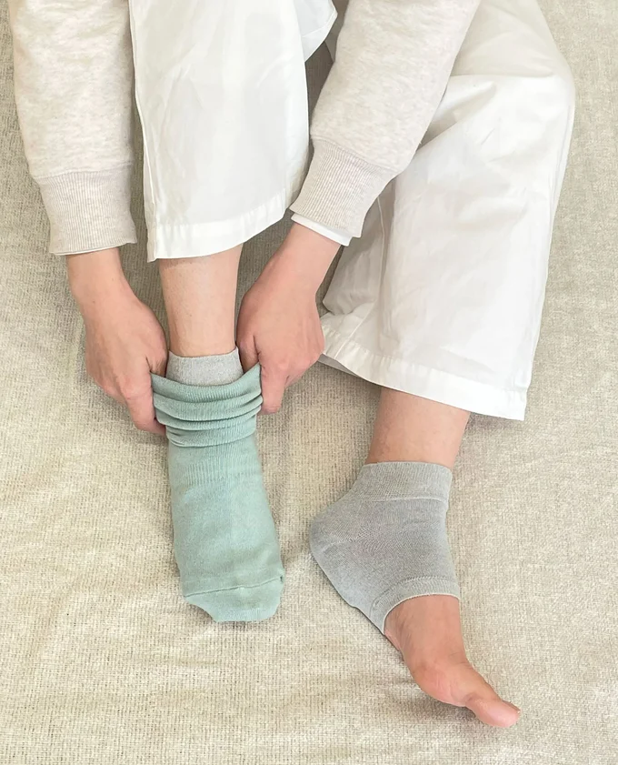 クリームを塗って乾くのを待つ手間もなく、手持ちの靴下と重ね履きも可能