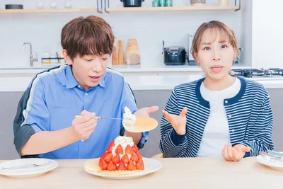 パンケーキを焼き肉スタイル（！？）で食べる小山さん（笑）