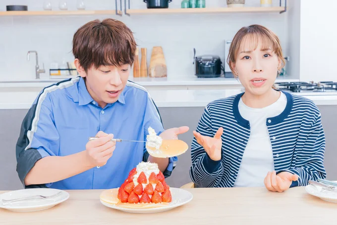 パンケーキを焼き肉スタイル(!?)で食べる小山さん(笑)