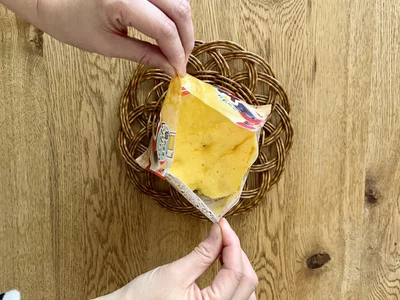 袋の上側をつまんで引っ張り生地をはがして…