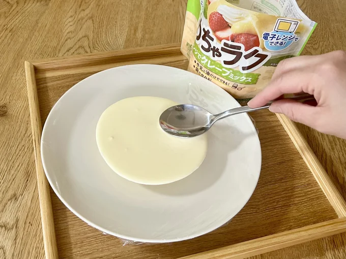 生地をのせて円形に広げていきます