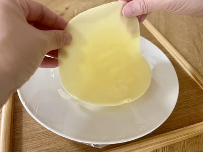 フチから少しずつ生地をはがしていきます
