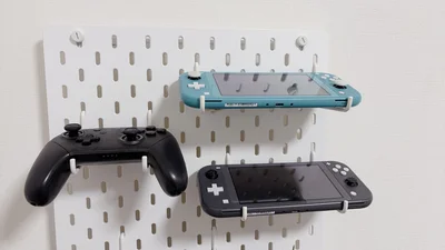 奥行きのあるフックでゲーム機本体やコントローラーを収納