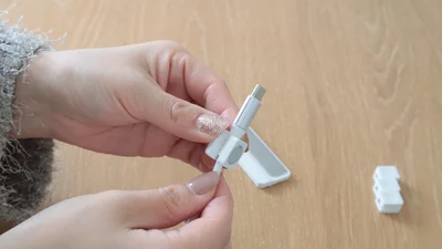 パーツのスリットにコードを通して使用