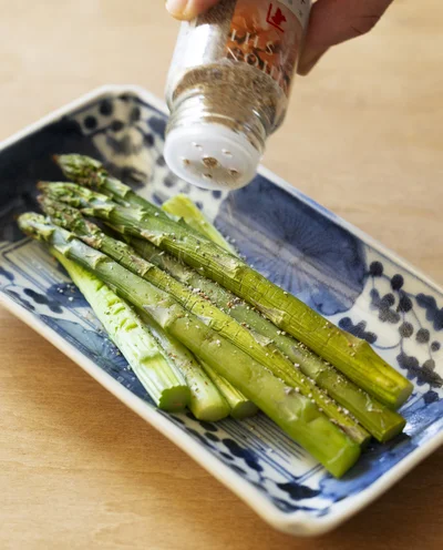  「かつお塩こしょう」を焼いたアスパラにかけて