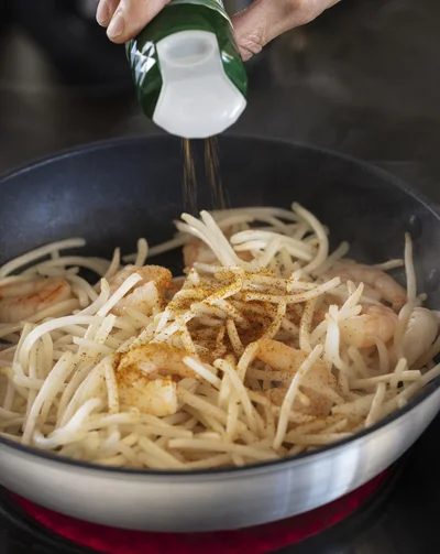  「味付カレーパウダー ジャワカレー味」は仕上げはもちろん、から揚げなどの下味にも重宝