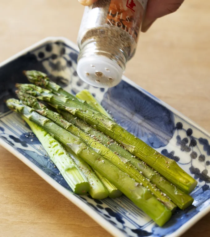 焼いただけのアスパラが、気の利いた逸品に変身!