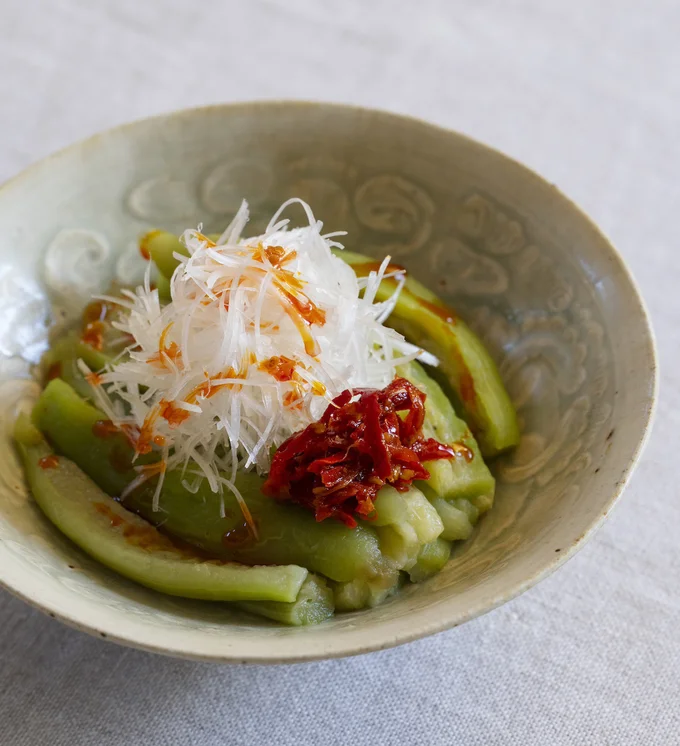 「辣椒大王 激辛」は、蒸しなすにかけるだけで、たちまち本格的な中華料理に