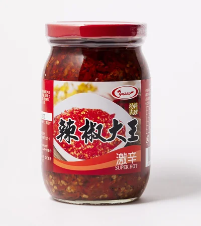 生の唐辛子を軽く加熱し、オイル、塩、砂糖、うまみ調味料に漬けた「辣椒大王 激辛」